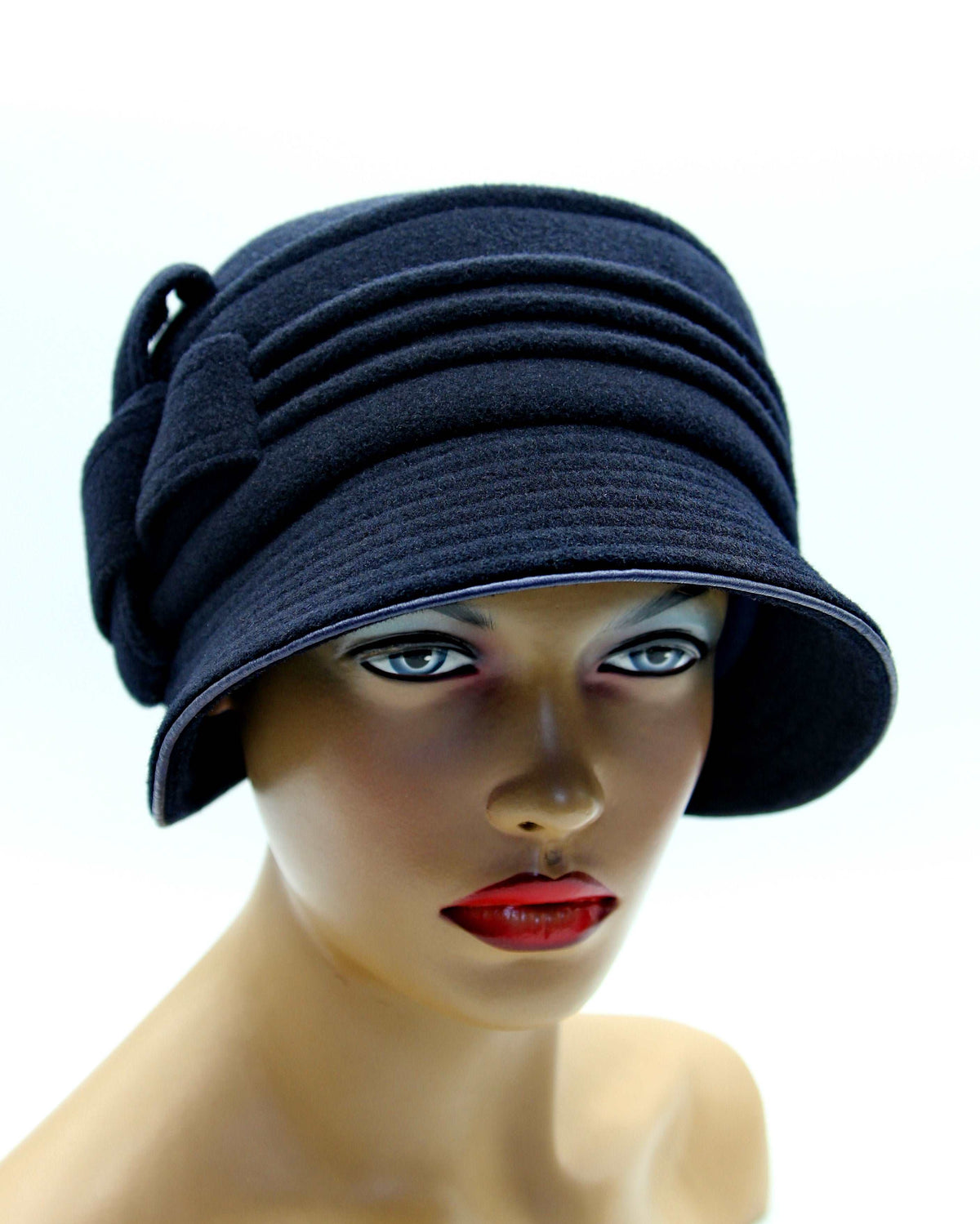 Cloche winter women display picture 1